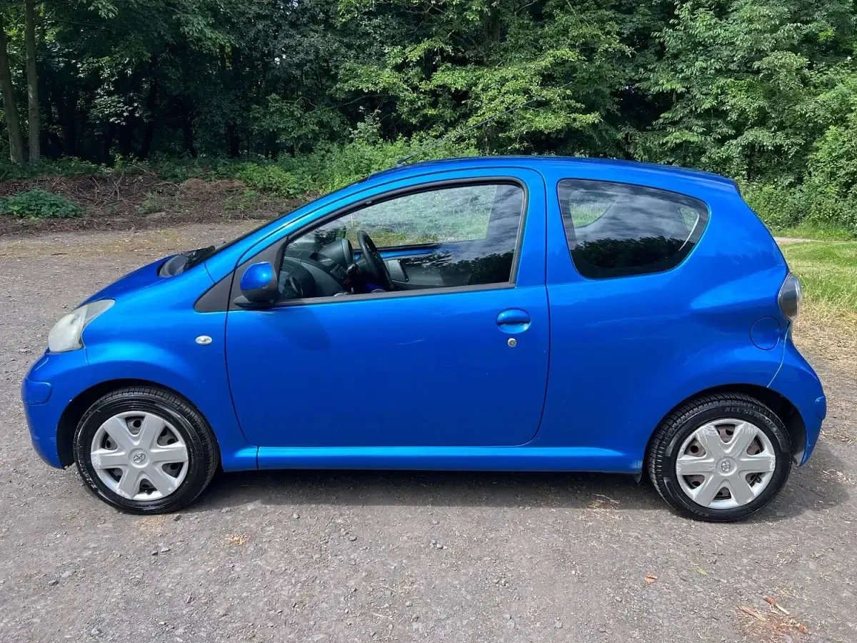 Used Toyota Aygo 68 HP (50 kW) 2010 Blue Hatchback
