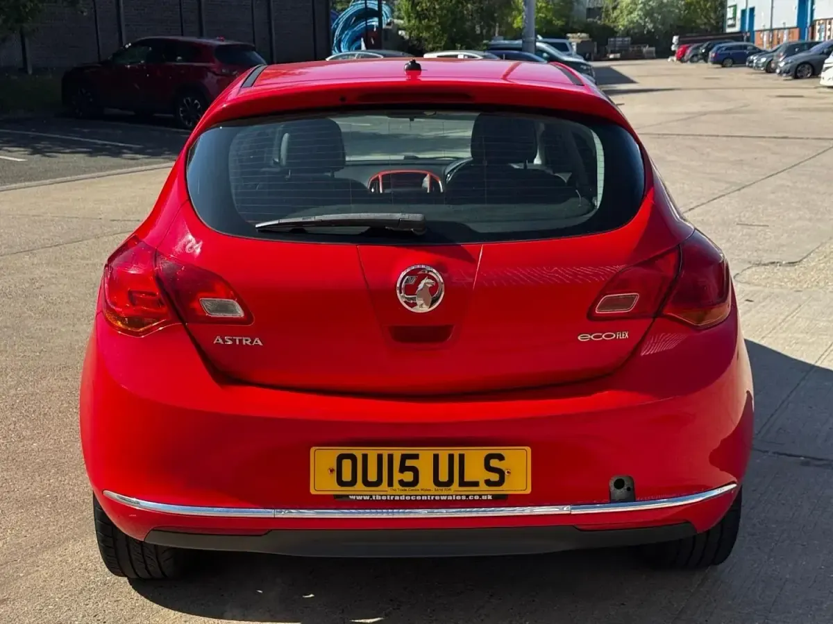 Second-hand Vauxhall Astra Excite 2015 Roșu Hatchback