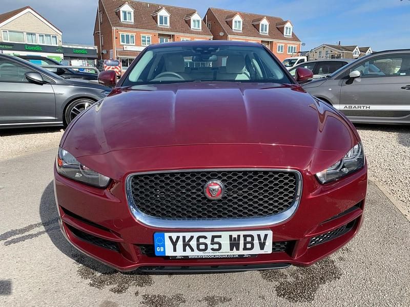 Used Jaguar XE Prestige 240 HP (176 kW) 2015 Red Sedan