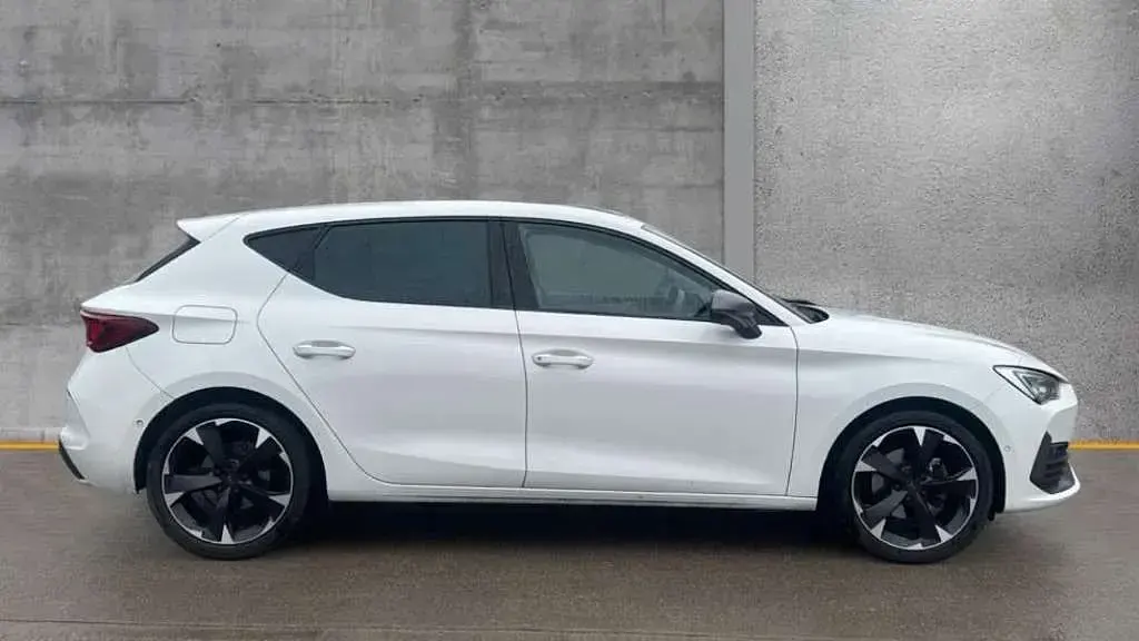 Used Cupra Leon 150 HP (110 kW) 2024 White Hatchback