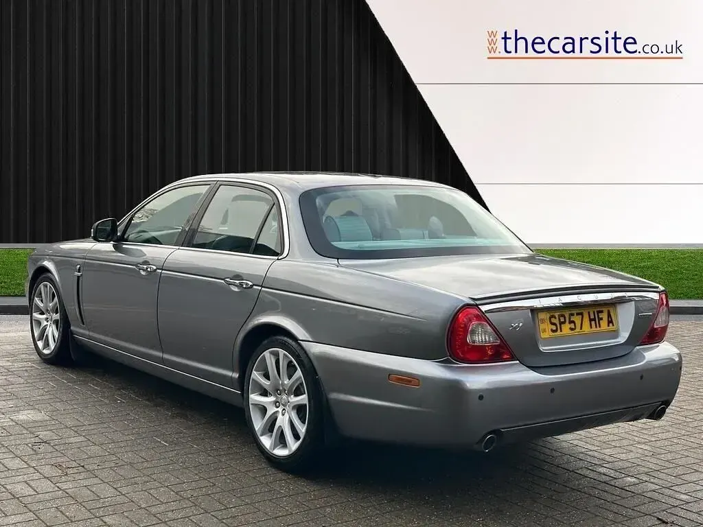 Usado Jaguar XJ Sovereign 238 HP (175 kW) 2007 Cinzento Sedan