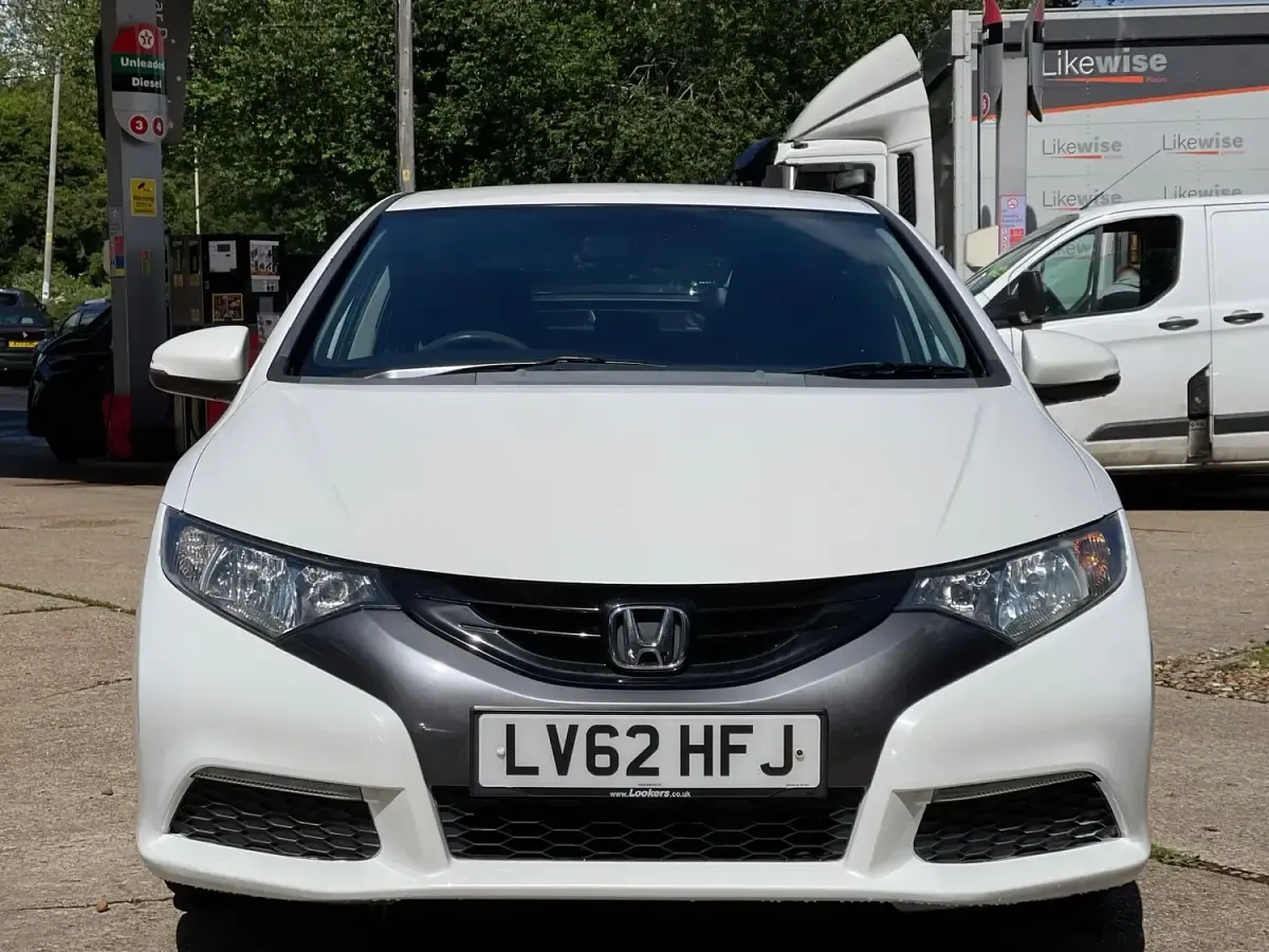 Used Honda Civic SE 100 HP (73 kW) 2012 White Hatchback