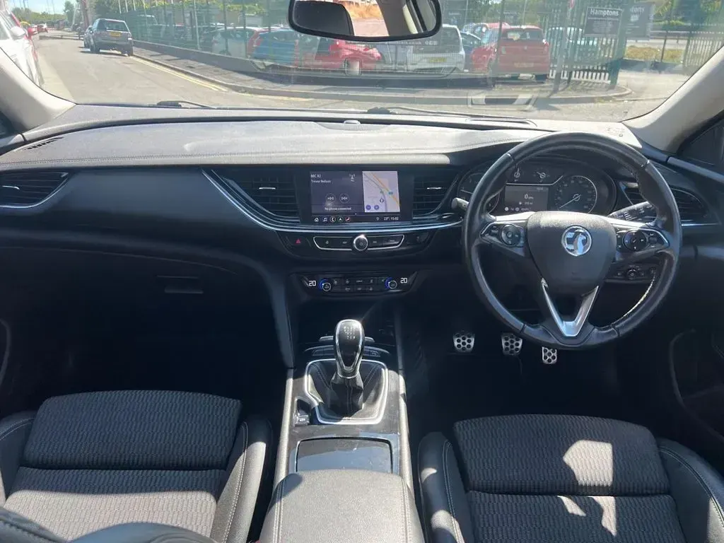 Used Vauxhall Insignia SRi 170 HP (125 kW) 2018 White Estate