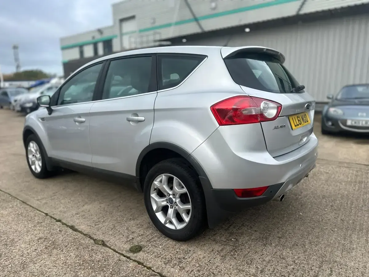 Używany Ford Kuga Zetec 140 KM (102 kW) 2012 Srebrny SUV