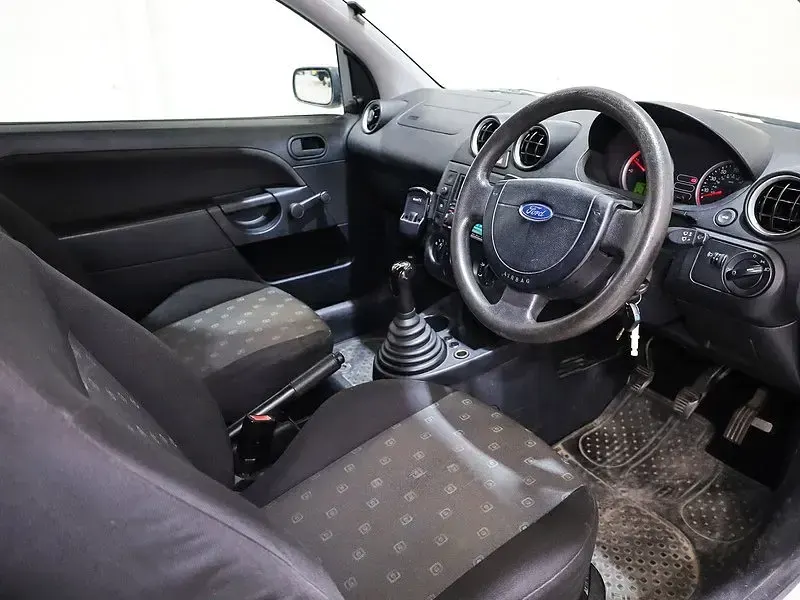 Used Ford Fiesta 68 HP (50 kW) 2004 White Hatchback