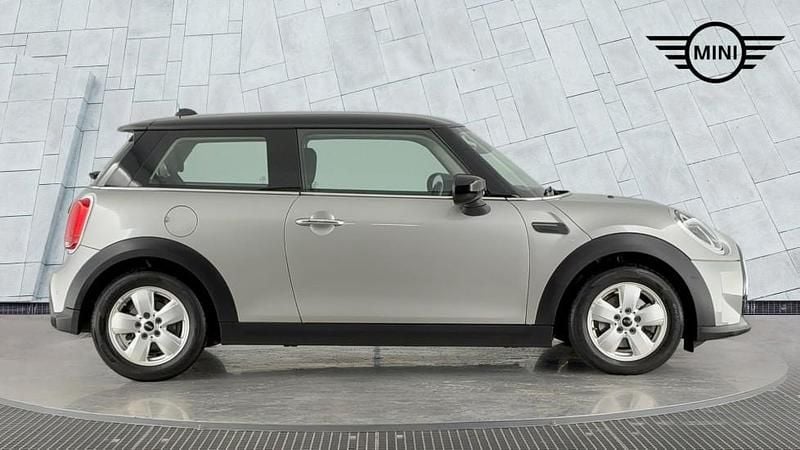 Usado Mini Cooper Classic 134 HP (98 kW) 2023 Prateado Citadino