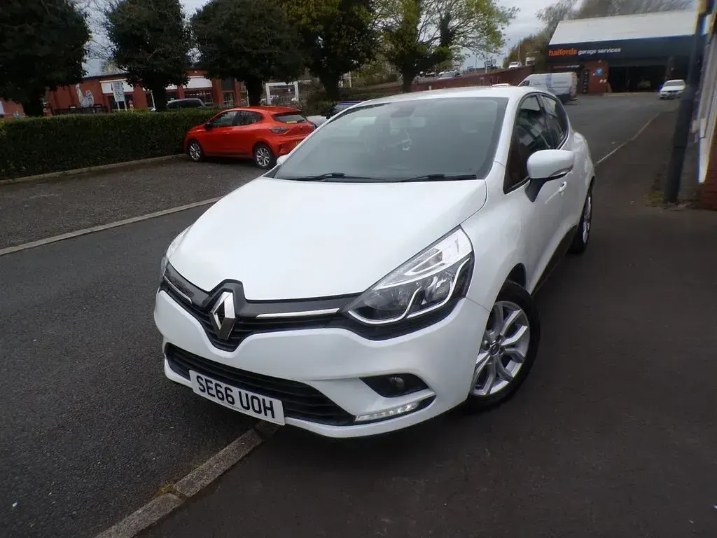 Used Renault Clio Dynamique 75 HP (55 kW) 2017 White Hatchback