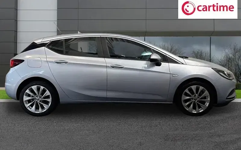 Used Vauxhall Astra Design Edition 101 HP (74 kW) 2017 Silver Hatchback