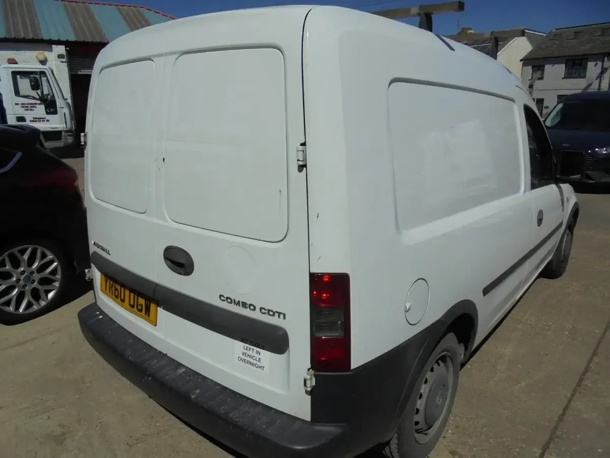 Second-hand Vauxhall Combo 75 CP (55 kW) 2010 Alb Monovolum
