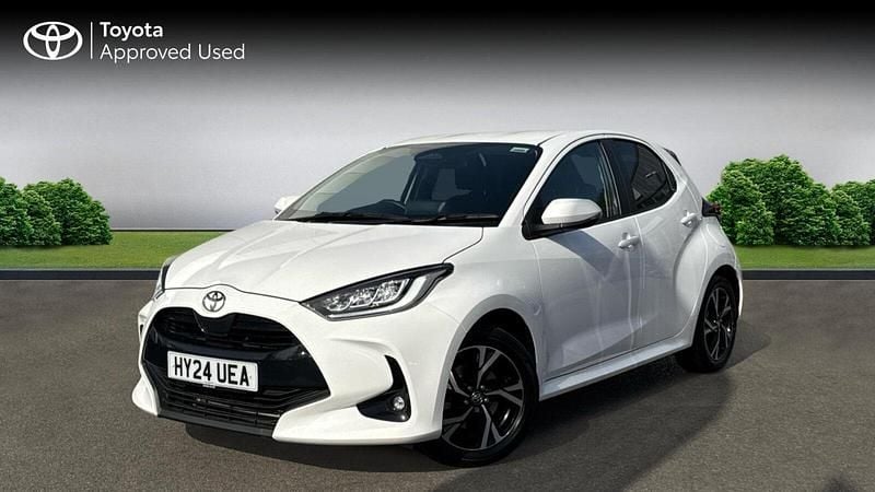 Used Toyota Yaris Hybrid Design 116 HP (85 kW) 2024 Pure white