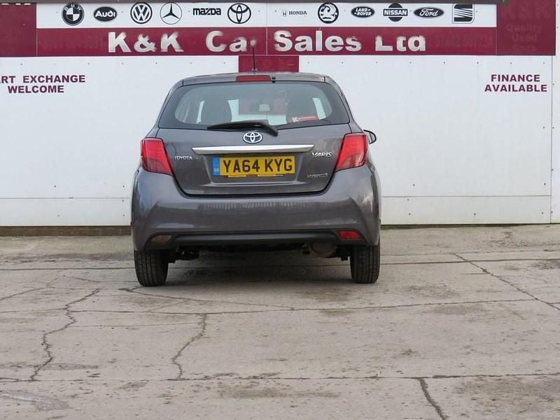Used Toyota Yaris Hybrid 101 HP (74 kW) 2015 Grey Hatchback