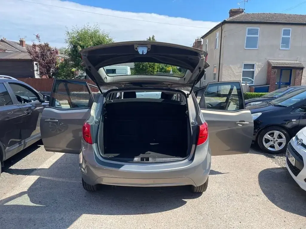 Used Vauxhall Meriva 100 HP (73 kW) 2015 Brown MPV