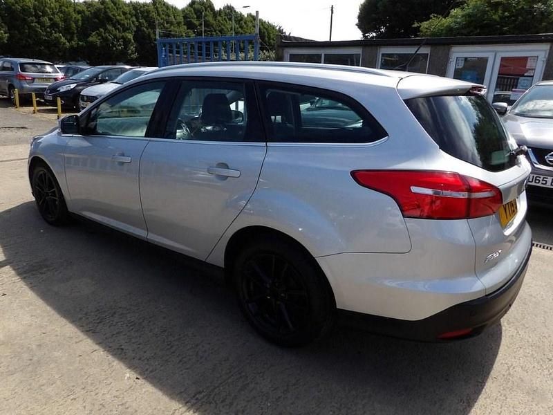 Used Ford Focus Zetec 120 HP (88 kW) 2015 Silver Estate