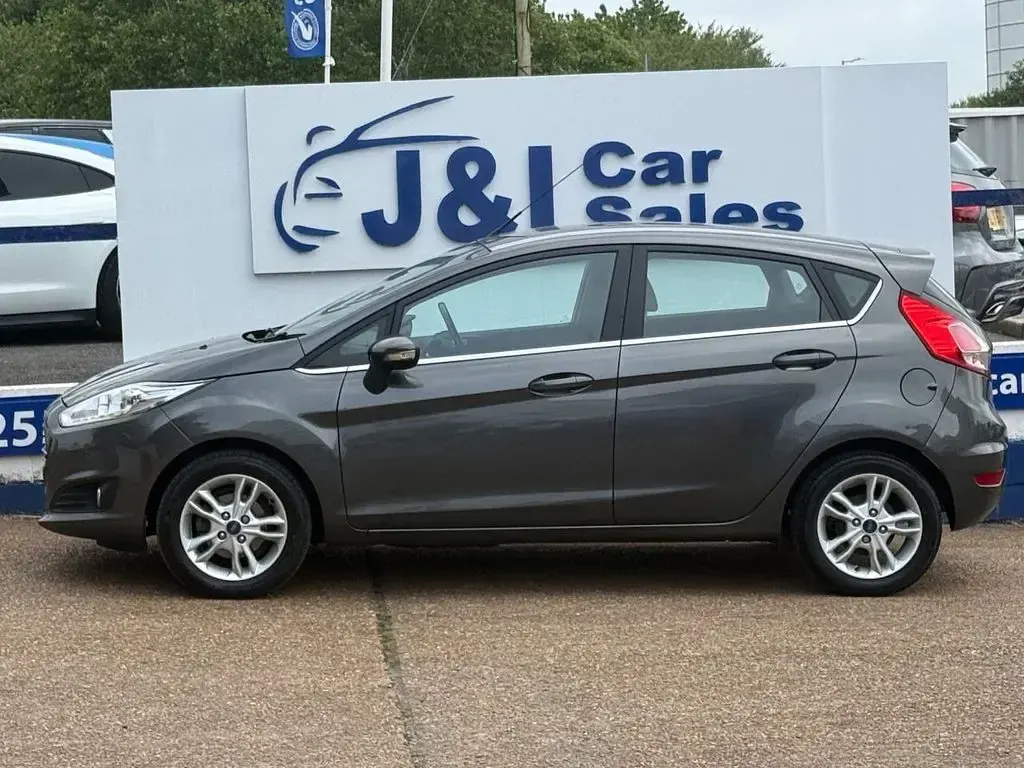 Used Ford Fiesta Zetec 100 HP (73 kW) 2017 Grey Hatchback