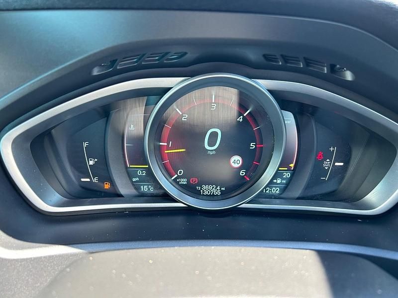 Begagnad Volvo V40 2014 Svart Halvkombi