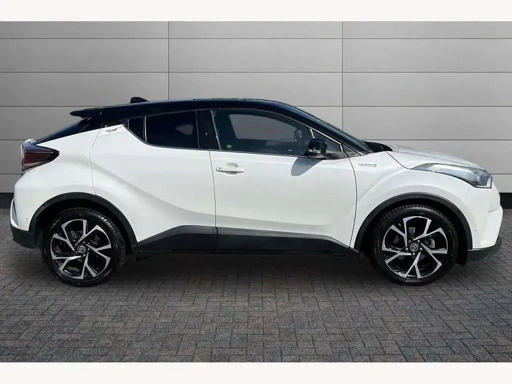 Used Toyota C-HR 122 HP (89 kW) 2017 White SUV
