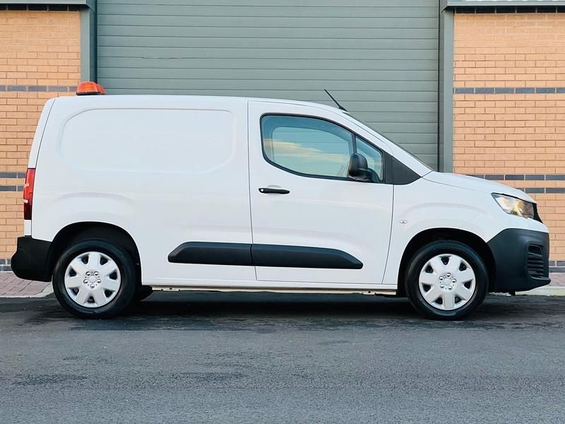 Used Peugeot Partner 131 HP (96 kW) 2021 White MPV