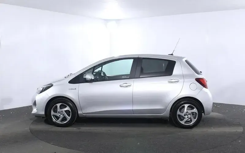 Used Toyota Yaris 101 HP (74 kW) 2016 Silver Hatchback
