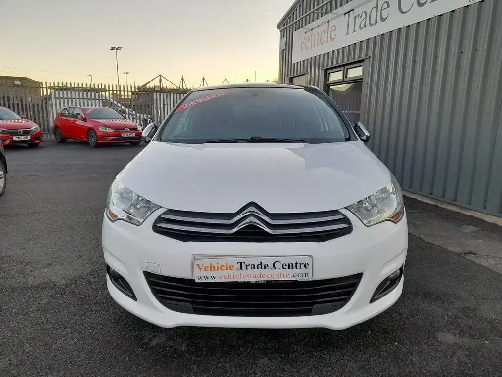 Used Citroën C4 SELECTION 120 HP (88 kW) 2014 White Hatchback