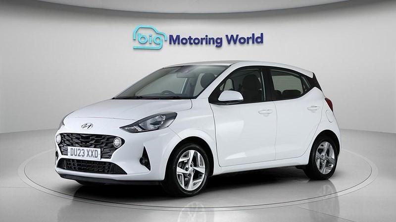 Used Hyundai i10 SE 67 HP (49 kW) 2023 White Hatchback