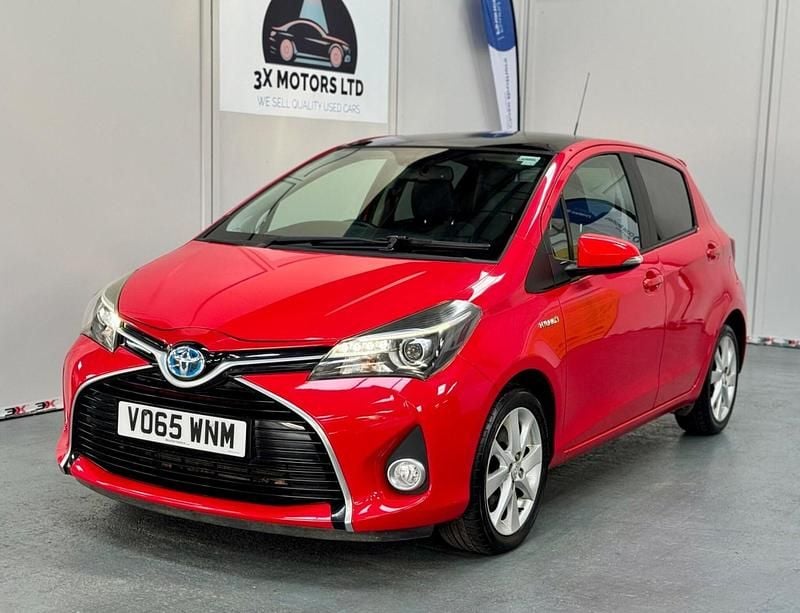 Red Used 2015 Toyota Yaris Hybrid Hatchback | £8,990 (Fair price) - Image 1/3