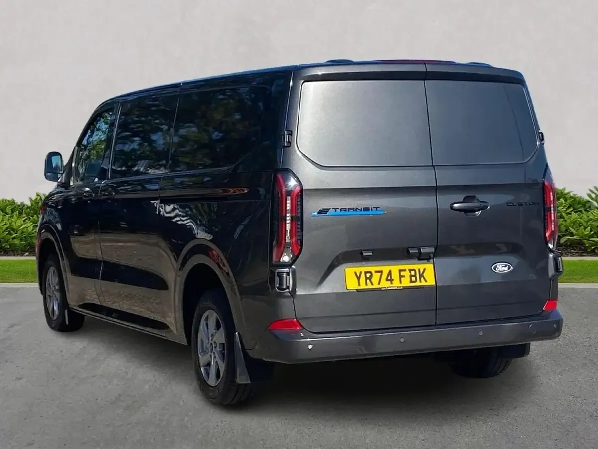 Usado Ford E-Transit Limited 100 kW (136 HP) 2024 Cinzento Van