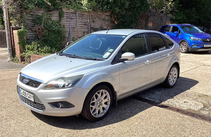 Silver Used 2009 Ford Focus Zetec Hatchback | £4,495 (Expensive) - Image 1/4