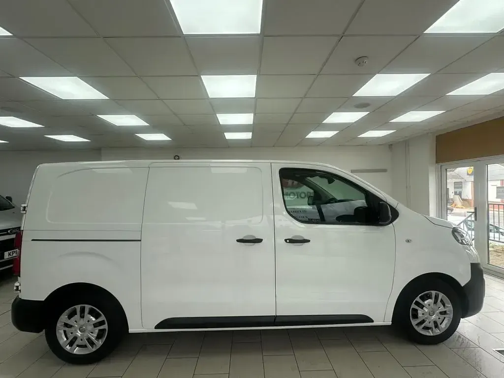 Used Vauxhall Vivaro 100 HP (73 kW) 2019 White MPV