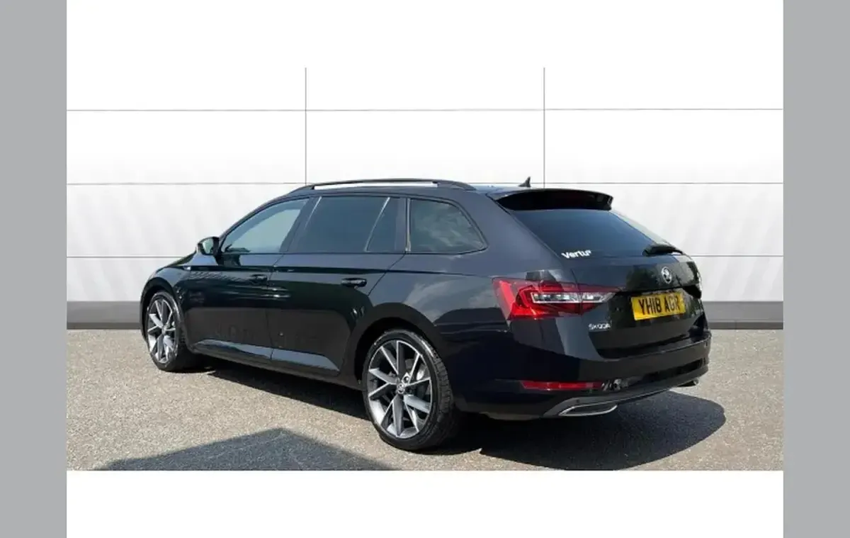 Usado Skoda Superb SportLine 150 CV (110 kW) 2018 Negro Familiar