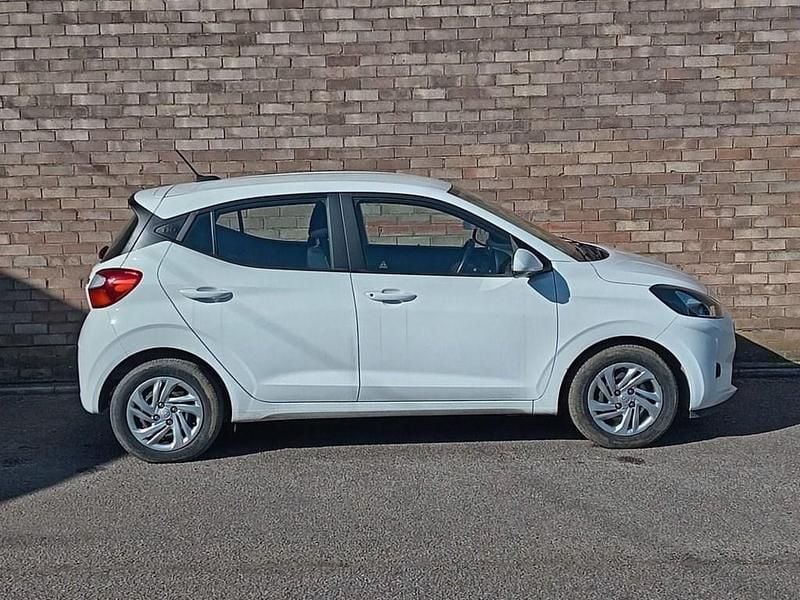 Used Hyundai i10 SE 67 HP (49 kW) 2023 White Hatchback