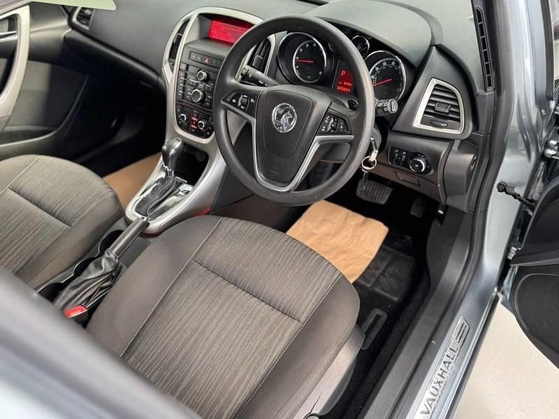 Second-hand Vauxhall Astra 2010 Argintiu Hatchback