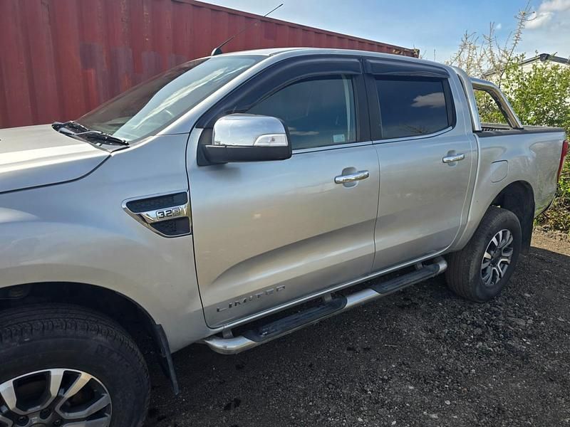 Usado Ford Ranger Limited 200 CV (147 kW) 2015 Plateado Pickup/Camioneta