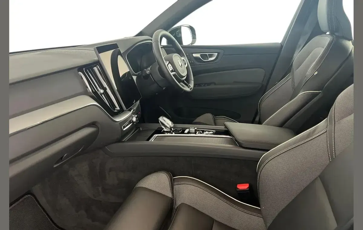 Used Volvo XC60 Plus 250 HP (183 kW) 2026 Onyx black SUV