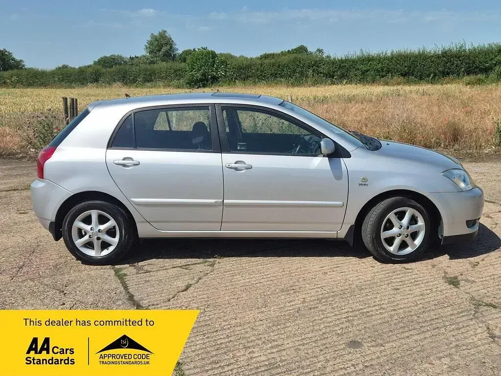 Used Toyota Corolla 97 HP (71 kW) 2003 Silver Hatchback
