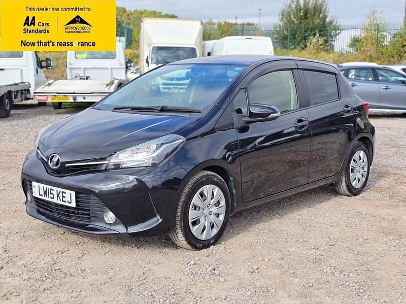 Used Toyota Yaris Multidrive S 99 HP (72 kW) 2015 Black Hatchback