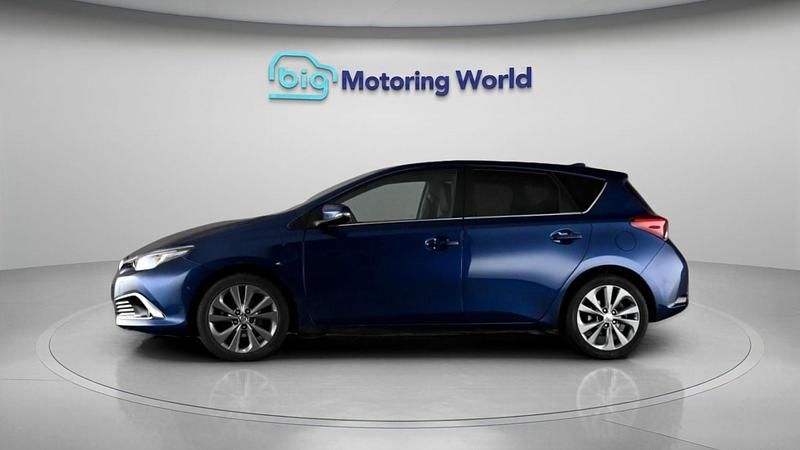 Used Toyota Auris 114 HP (83 kW) 2017 Blue Hatchback