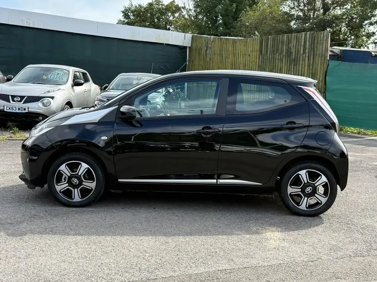 Used Toyota Aygo X-clusiv 69 HP (50 kW) 2015 Black Hatchback