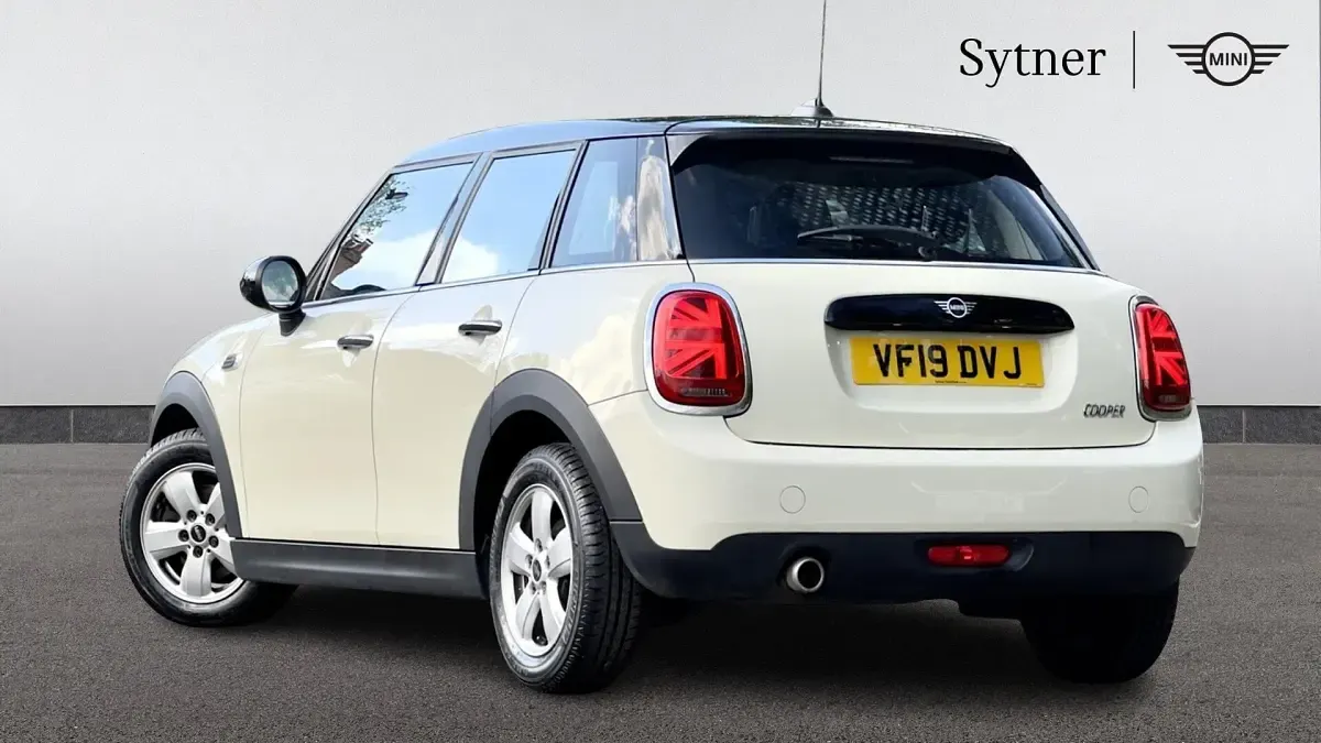 Usado Mini Cooper Classic 134 HP (98 kW) 2019 Branco Citadino