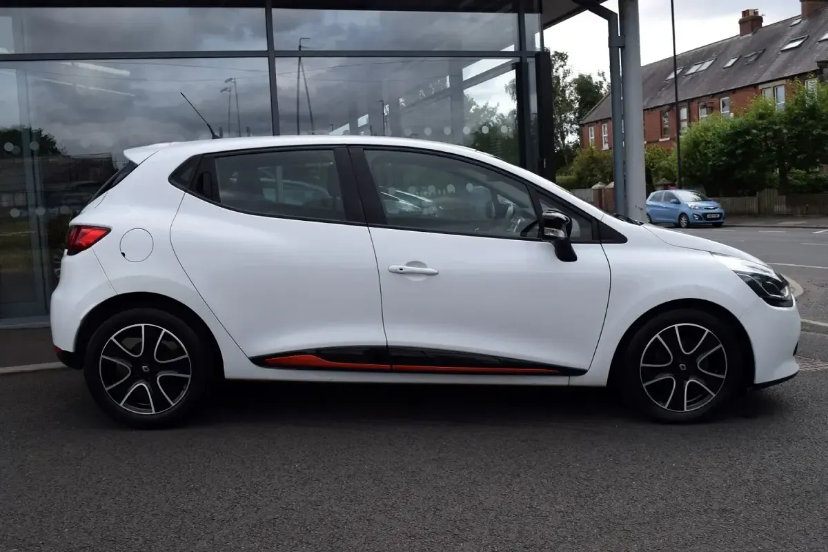 Used Renault Clio Dynamique 75 HP (55 kW) 2015 White Hatchback