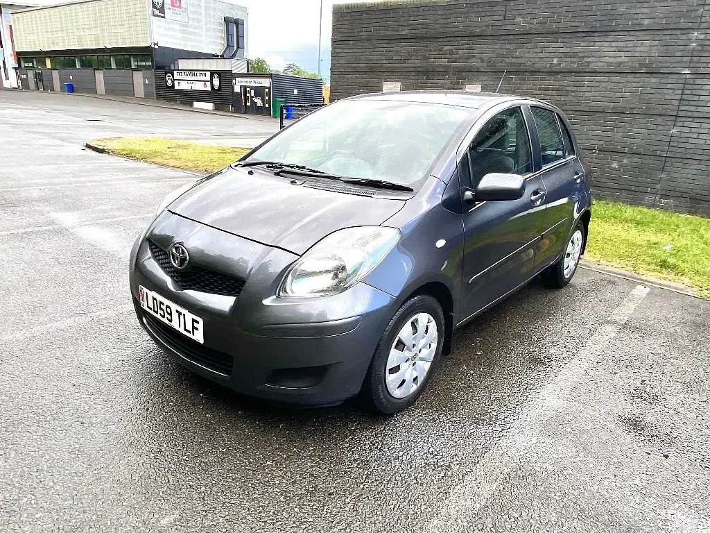 Używany Toyota Yaris 101 KM (74 kW) 2009 Szary Hatchback