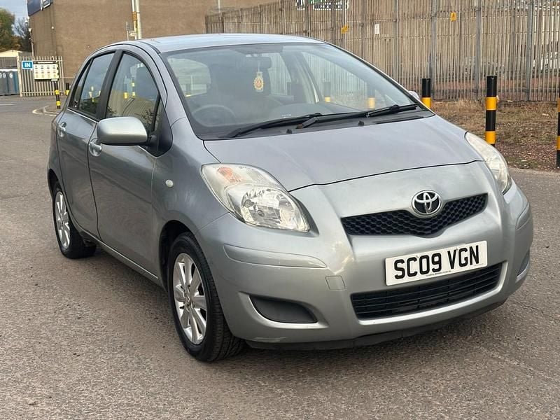 Silver Used 2009 Toyota Yaris Hatchback | £4,995 (Fair price) - Image 1/4