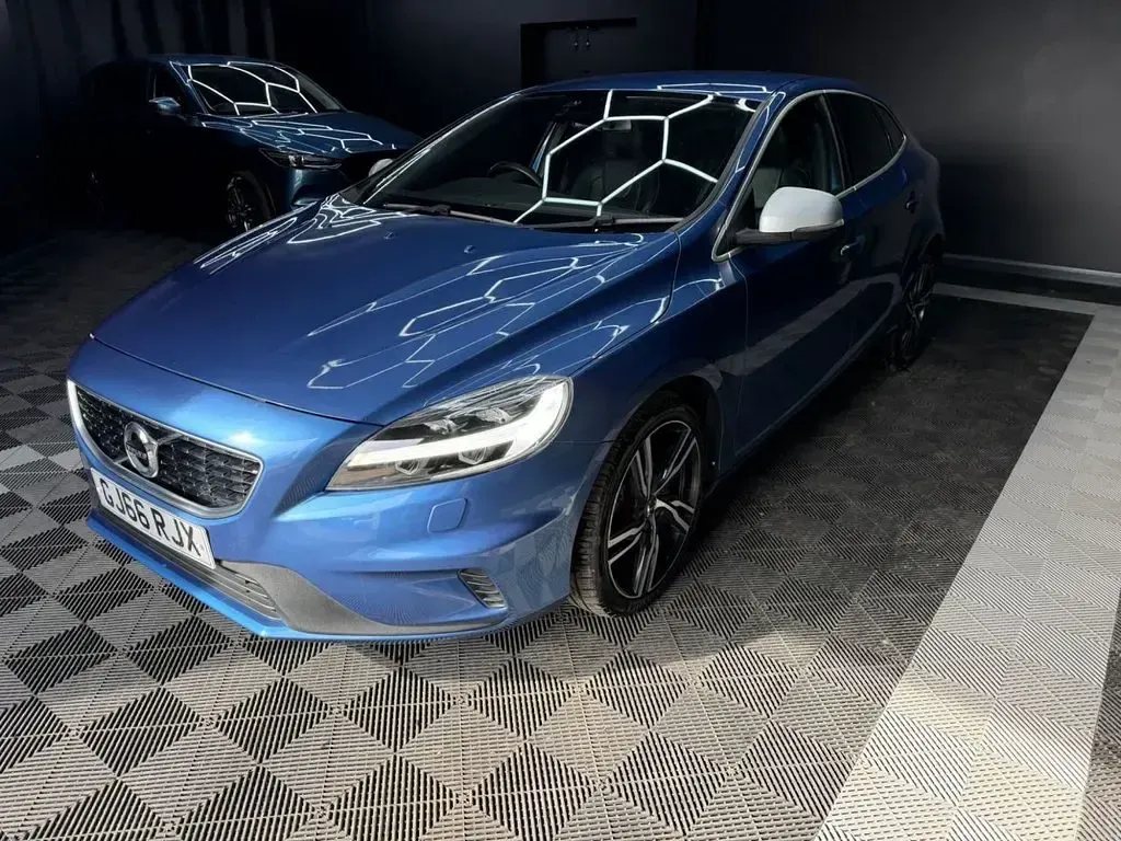 Used Volvo V40 R-Design Pro 120 HP (88 kW) 2016 Blue Hatchback