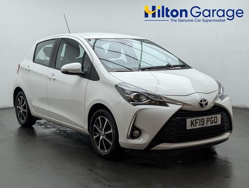 Used Toyota Yaris 111 HP (81 kW) 2019 White Hatchback