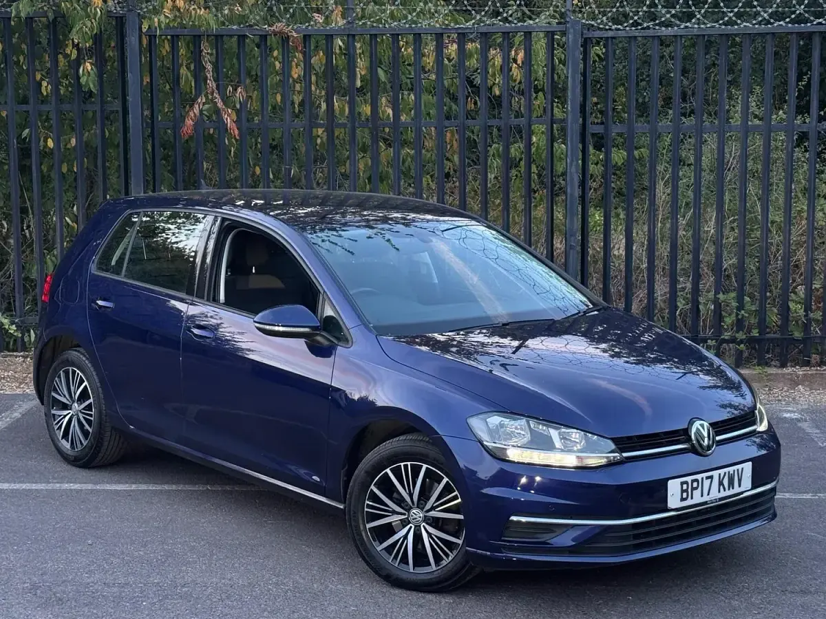 Used VW Golf VII SE 125 HP (91 kW) 2017 Blue Hatchback
