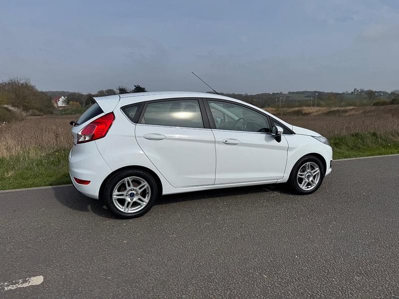 Used Ford Fiesta Zetec 82 HP (60 kW) 2013 White Hatchback