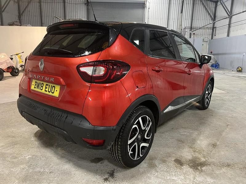 Used Renault Captur Iconic 90 HP (66 kW) 2018 Red/black SUV