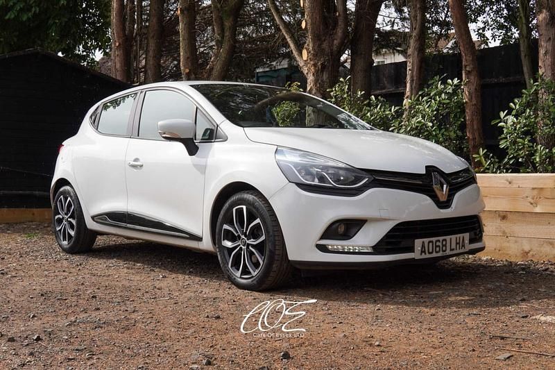 White Used 2018 Renault Clio IV Play Hatchback | £6,990 (Fair price) - Image 1/4
