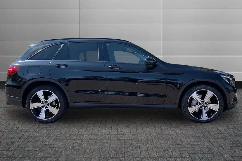 Used Mercedes GLC220 Urban 170 HP (125 kW) 2019 Obsidian black SUV