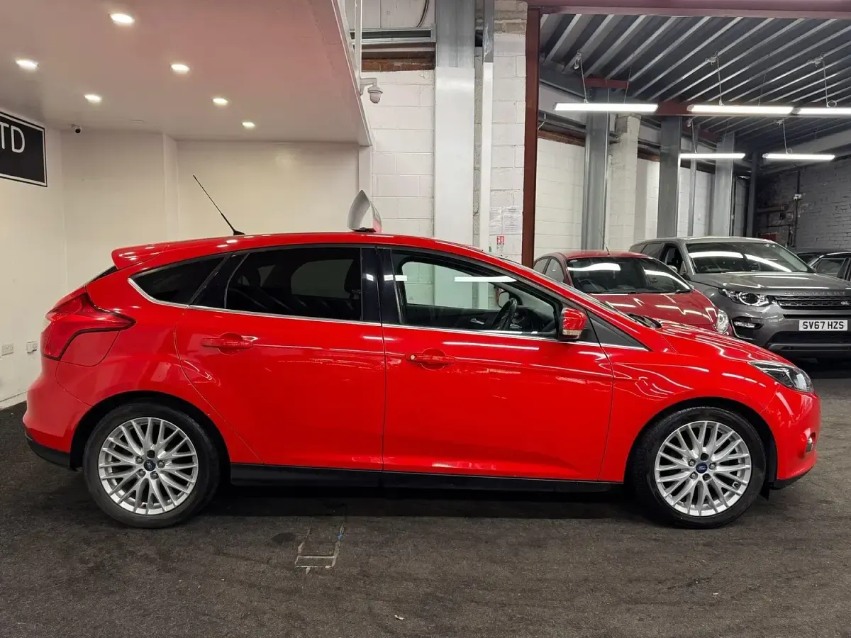 Used Ford Focus Zetec 125 HP (91 kW) 2013 Red Hatchback