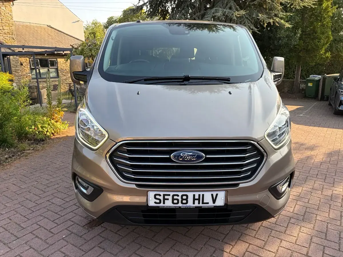 Used Ford Tourneo Custom Titanium 130 HP (95 kW) 2018 Silver champagne Van